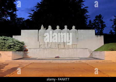 Am frühen Abend Blick auf das Monument Aux Morts (auch genannt der fünf Verteidiger von Verdun), Verdun, Département Meuse, Frankreich. Stockfoto