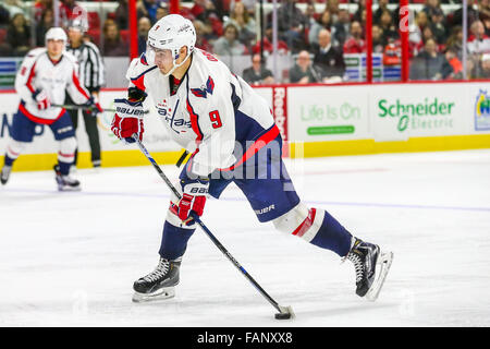 31. Dezember 2015 - Washington Capitals Verteidiger Dmitry Orlov (9) während des NHL-Spiels zwischen den Washington Capitals und die Carolina Hurricanes in der PNC-Arena. (Kredit-Bild: © Andy Martin Jr. über ZUMA Draht) Stockfoto