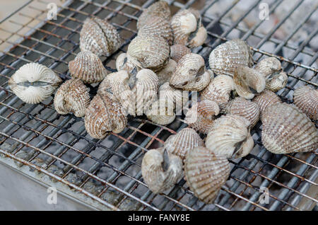 Nahaufnahme Meeresfrüchte Bbq, Herzmuscheln auf flaming grill Stockfoto