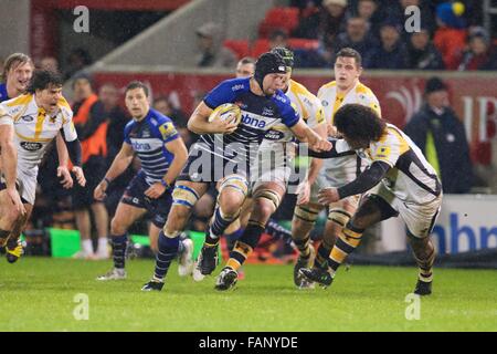 AJ-Bell-Stadion, Verkauf, UK. 2. Januar 2016. Aviva Premiership. Sale Sharks gegen Wespen. Verkauf des Haies Nummer 8, die Josh Beaumont aus Wespen Hooker Ashley Johnson übergibt. Bildnachweis: Aktion Plus Sport/Alamy Live-Nachrichten Stockfoto