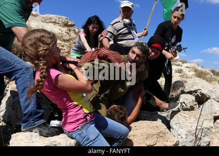 Nabi Saleh, West Bank. 28. August 2015. Palästinenser Angriff israelischen Soldat, als er versucht, einen kleiner Junge nach einem Protest gegen die jüdischen Siedlungen zu verhaften. (Kredit-Bild: © Shadi Hatem/APA Images/zReportage.com über ZUMA Press) Stockfoto