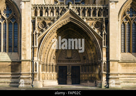 Vordere neugotisches Westportal der Kathedrale von Bristol, UK, entworfen von viktorianischen Architekten George Street. Stockfoto