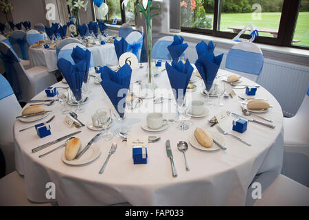 voll eingerichtete Hochzeit Tag Empfangsraum alle bereit, nach der Heirat mit marineblauen Servietten Hochzeit Party-Gäste erhalten Stockfoto