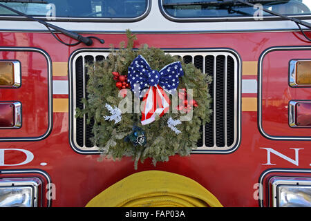 Ein Adventskranz mit einem patriotischen Band auf ein New York City Feuerwehrauto parkten in der Nähe der Promenade in Coney Island, Brooklyn NY Stockfoto
