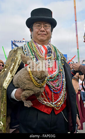 Ein asiatisch-amerikanische Mann in einem ungewöhnlichen Kostüm auf der Promenade in Coney Island auf Silvester vor der Polar Bear Club Baden. Stockfoto