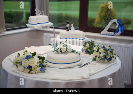 Hochzeitstorte bereit und wartet auf die Braut und Bräutigam kommen Stockfoto