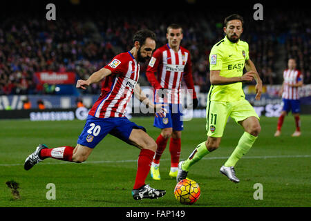 Madrid, Spanien. 2. Januar 2016. Juan Francisco Torres Belen (20) Atletico de Madrid und Jose Luis Morales (11) UD Levante während der La Liga-match zwischen Atletico de Madrid und Levante UD im Vicente Calderon Stadion in Madrid, Spanien, 2. Januar 2016. Atletico gewann das Spiel mit einem Score von 1-0. Bildnachweis: Aktion Plus Sport/Alamy Live-Nachrichten Stockfoto