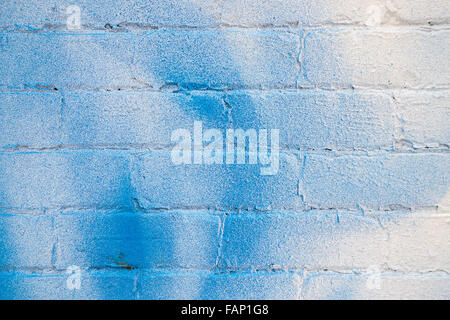 Nahaufnahme der weißen Wand mit blauen Spray Flecken Stockfoto