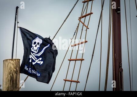 Totenkopf Flagge auf Schiff Mast Closeup. Kinder-Tour fahren in Murrels Inlet, South Carolina Stockfoto