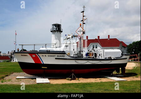 Chatham, Massachusetts: U. S. Coast Guard Cutter und Chatham Leuchtturm am Cape Cod Stockfoto