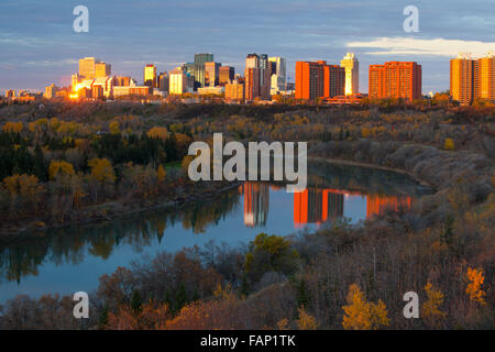 Blick auf die Skyline von Edmonton und dem North Saskatchewan River bei Sonnenaufgang im Herbst, Edmonton, Alberta, Kanada Stockfoto