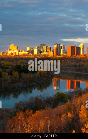 Blick auf die Skyline von Edmonton und dem North Saskatchewan River bei Sonnenaufgang im Herbst, Edmonton, Alberta, Kanada Stockfoto