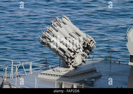 RBU-6000 Zwölf-Barrel-Anti-U-Boot-Raketenwerfer an Bord der russischen Navy-Fregatte RFS 727 Yaroslav Mudry. Seewaffen. Stockfoto