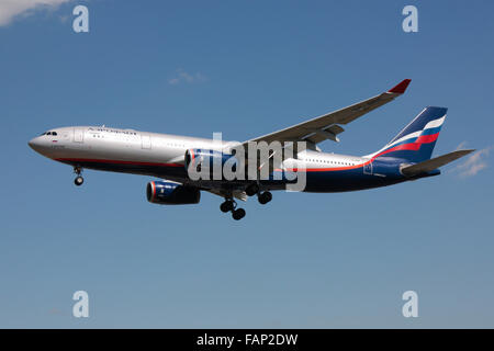 Aeroflot Airbus A330-200 kommerziellen Düsenjet vom russischen nationalen Fluggesellschaft Aeroflot auf Ansatz Stockfoto