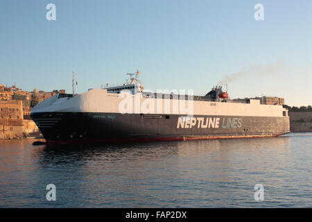 Die Neptun Linien Ro-ro-Fahrzeuge träger Neptun Aegli Eingabe von Malta Grand Harbour in der Morgendämmerung. Weltweite Transport Network. Stockfoto