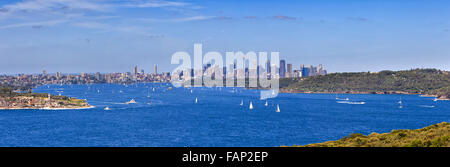 Panorama der Eingang zum Hafen von Sydney vom Norden Richtung Süden Kopf mit Leuchtturm und weitere Yachten und Boote vor Stockfoto