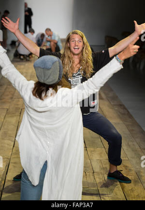 NEW YORK, NY - 15. Juli 2015: Odin Grina Posen während der Proben für die Show von Greg Lauren während NYFW Herren s/s 2016 Stockfoto