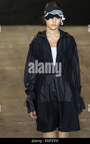 New York, NY - 14. September 2015: Astrid Holler geht die Start-und Landebahn auf der 3.1 Phillip Lim-Messe im Jahr 2016 NYFW s/s Stockfoto