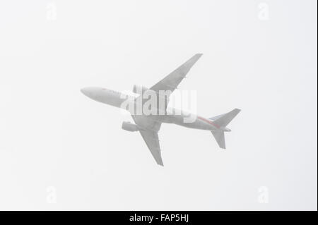 London, UK, 2. Januar 2016, Flugzeuge weiterhin abnehmen bei starkem Regen und Nebel am Flughafen Heathrow, wie Frank Sturm Überschwemmungen in Nordengland verursacht. Bildnachweis: JOHNNY ARMSTEAD/Alamy Live-Nachrichten Stockfoto