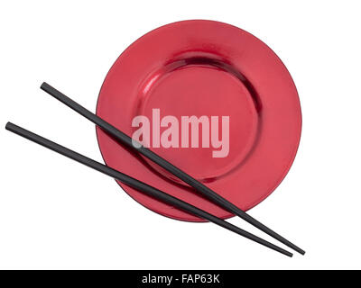 Einfache Stäbchen mit roten leeren Teller isoliert auf weiss. Stockfoto