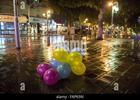 Tel Aviv, Israel, Israel. 2. Januar 2016. Einen Tag später Tatort; Ballons ausgelassen Silvester Parteien Dizengoff Street in einer regnerischen Nacht. Bildnachweis: Danielle Shitrit/ZUMA Draht/Alamy Live-Nachrichten Stockfoto