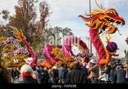 Pasadena, USA. 2. Januar 2016. Menschen besuchen die 127. Rose Parade Showcase der schwebt in Pasadena, Kalifornien, USA, 2. Januar 2016. Bildnachweis: Zhao Hanrong/Xinhua/Alamy Live-Nachrichten Stockfoto