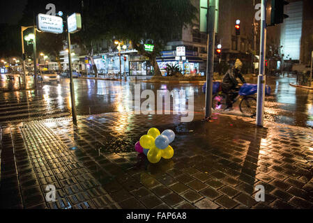 Tel Aviv, Israel, Israel. 2. Januar 2016. Einen Tag später Tatort; Ballons ausgelassen Silvester Parteien Dizengoff Street in einer regnerischen Nacht. Bildnachweis: Danielle Shitrit/ZUMA Draht/Alamy Live-Nachrichten Stockfoto