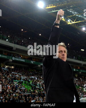 Lissabon, Portugal. 2. Januar 2016. Sporting Trainer Jorge Jesus Gesten während der portugiesischen Liga-Fußball-match gegen Porto im Alvalade-Stadion in Lissabon, Portugal, am 2. Januar 2016. Sporting gewann 2: 0. Bildnachweis: Zhang Liyun/Xinhua/Alamy Live-Nachrichten Stockfoto