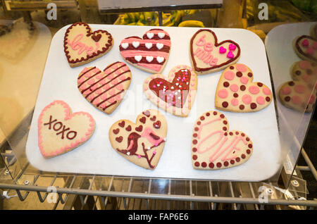 Anzeige des Herzens geformt Valentines Cookies zum Verkauf auf Ziel. St Paul Minnesota MN USA Stockfoto