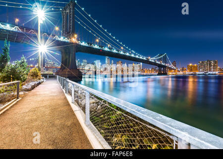 Manhattan Bridge bei Nacht, von John Street Park mit Brooklyn Bridge und Manhattan Skyline im Hintergrund betrachtet.