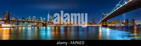 Nacht Panorama mit der Skyline der Innenstadt New York City und "Zwei Brücken" Stockfoto