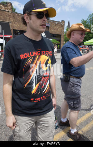 Mann mit Rolling Stones T-shirt aus einem letzten Konzert in Minneapolis. Große alte Straße Messetage. St Paul Minnesota MN USA Stockfoto