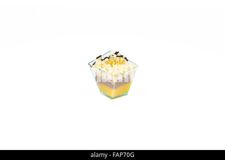 Auf dem Bild einen Cupcake mit weißen Choccolate, Sahne und Pudding im Plastikbecher, isoliert auf weißem Hintergrund. Stockfoto