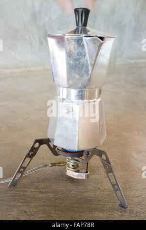 Kaffeezubereitung mit einer italienischen Stil Moka auf camping Gasherd, Fotoarchiv Stockfoto