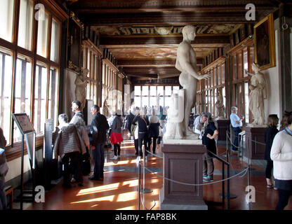 Florenz, Italien. 18. Oktober 2015. Besucher schlendern durch die Messehallen in den Uffizien in Florenz, Italien, 18. Oktober 2015. Foto: Klaus Blume/Dpa/Alamy Live News Stockfoto