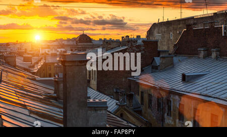 Dächer der alten Viertel von Sankt-Petersburg während des Sonnenuntergangs. Stockfoto