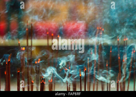 Weihrauch brennen im Cixian Tempel gewidmet Matsu in Shilin, Taipei, Taiwan Stockfoto