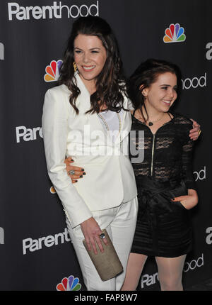 LOS ANGELES, CA - 22. Februar 2010: Lauren Graham & Mae Whitman (rechts) bei der Premiere für ihre neuen NBC-Fernsehserie "Elternschaft" bei der Directors Guild of America. Stockfoto