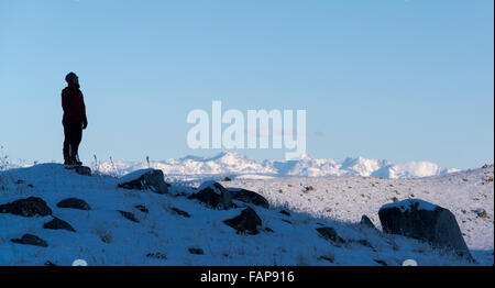 Wanderer auf Oregons Wallowa Lake Moraine im Winter.  Devils Siebengebirge in Idaho sind im Hintergrund. Stockfoto