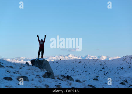 Wanderer auf Oregons Wallowa Lake Moraine im Winter.  Devils Siebengebirge in Idaho sind im Hintergrund. Stockfoto