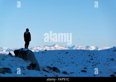 Wanderer auf Oregons Wallowa Lake Moraine im Winter.  Devils Siebengebirge in Idaho sind im Hintergrund. Stockfoto