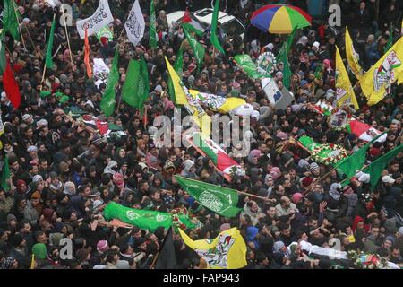 Peking, China. 2. Januar 2016. Trauernden besuchen die Beerdigung von vierzehn Palästinenser durch die israelische Armee während der jüngsten Angriffe auf Israelis, einen Tag nach Israel übergab die Leichen von 23 Palästinenser zu ihren Familien am 2. Januar 2016, in der Westbank-Stadt Hebron getötet. © Mamoun Wazwaz/Xinhua/Alamy Live-Nachrichten Stockfoto