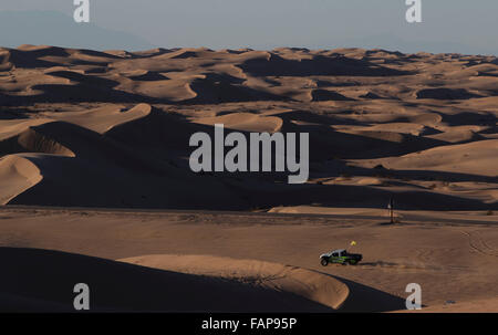 San Diego, USA. 31. Dezember 2015. SAN DIEGO, 31. Dezember 2015 | Ein Geländewagen fährt in der Imperial Sand Dunes in Glamis am Donnerstag. | -Obligatorische Photo Credit: Foto von Hayne Palmour IV/San Diego Anschluß-Tribüne, LLC © Hayne Palmour Iv/U-T San Diego/ZUMA Draht/Alamy Live News Stockfoto