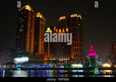 Nachtansicht der hohen steigt um Love River im Zentrum von Kaohsiung, Taiwan Stockfoto