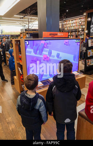 Jungs, die gerade Videospiel auf Feuer tv, Amazon Bücher Ziegel und Mörtel zu speichern, University Village, Seattle, Washington State, USA Stockfoto