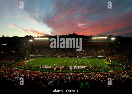 Pasadena, CA, USA. 1. Januar 2016. PASADENA, CA -JAN. 1, 2016 - | Die Sonne geht hinter dem Rose Bowl als Stanford und Iowa spielen. © K.c. Alfred/U-T San Diego/ZUMA Draht/Alamy Live-Nachrichten Stockfoto