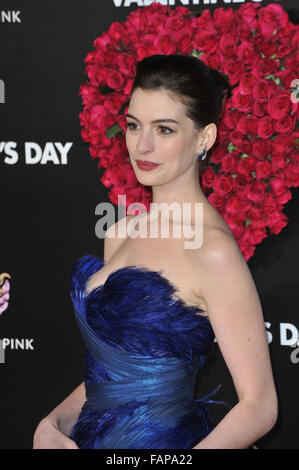 LOS ANGELES, CA - 8. Februar 2010: Anne Hathaway bei der Weltpremiere ihres neuen Films "Valentinstag" bei Graumans Chinese Theatre in Hollywood. Stockfoto