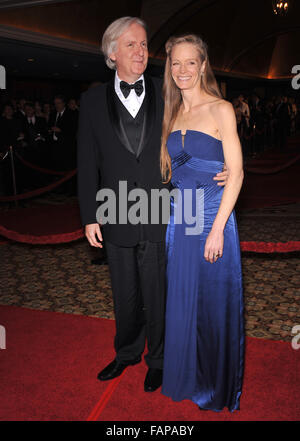 LOS ANGELES, CA - 30. Januar 2010: James Cameron & Frau Suzy Amis bei der 62. Annual Directors Guild of America Awards im Century Plaza Hotel Hyatt. Stockfoto