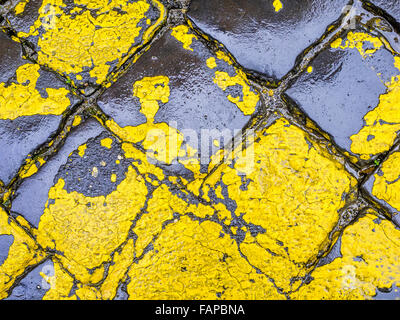 Gepflasterten Straße und gelbe Linie im Bereich Centro Storico von Rom, Italien Stockfoto