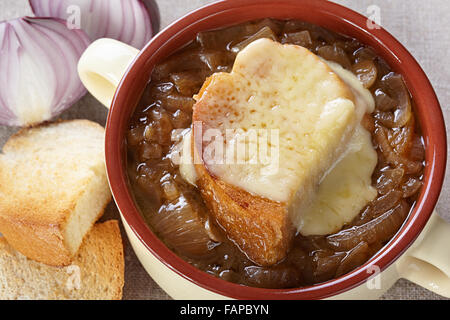 Französische Küche. Zwiebelsuppe in einer Terrine serviert Stockfoto